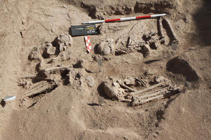 Obr. 1: Kosterní pozůstatky z 8.–6. tis. př. Kr., pohoří Sabaloka, Súdán, výzkum ČEgÚ (foto Ladislav Varadzin).