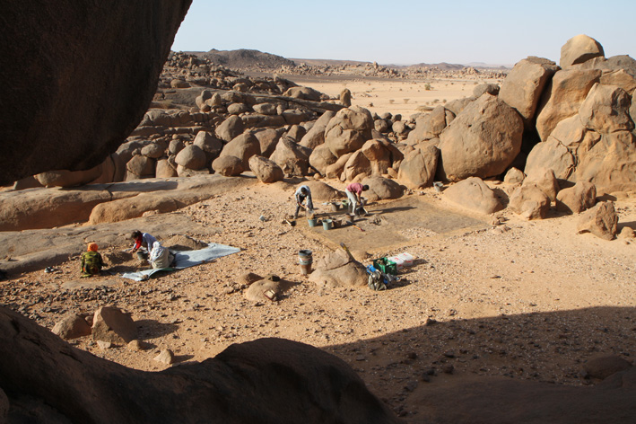 Obr. 2: Archeologický výzkum na sídlišti Sfinga, pohoří Sabaloka, Súdán, výzkum ČEgÚ (foto Ladislav Varadzin).