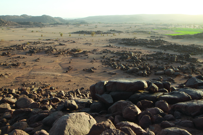 Obr. 3: Pohled do prostoru zaniklého pravěkého jezera, pohoří Sabaloka, Súdán, výzkum ČEgÚ (foto Ladislav Varadzin).