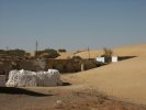 Tato písečná duna pohlcuje vesnici Ríz rychlostí několika desítek centimetrů za rok. Pod podobnými pouštními formacemi se nalézá mnoho starověkých památek.
