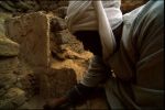 Předák egyptských dělníků (reis) Ahmed el-Kerétí očišťuje jednu ze stěn mastaby soudce Intiho (Abúsír jih). © Archiv Českého egyptologického ústavu, Kamil Voděra.
