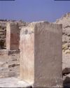 Pilíř s částečně dochovaným jménem královny Chentkaus II. nacházející se v rozvalinách jejího zádušního chrámu. © Archiv Českého egyptologického ústavu, Kamil Voděra.