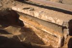 Z příkrovu písku se pomalu vynořuje stéla v podobě nepravých dveří (Intiho mastaba, Abúsír jih). © Archiv Českého egyptologického ústavu, Kamil Voděra.