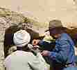 Dr. Zahi Hawass u nově objevených hrobek