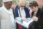 reis Kerétí, dr. Květa Smoláriková a Bc. Lenka Suková s publikací Unearthing Ancient Egypt